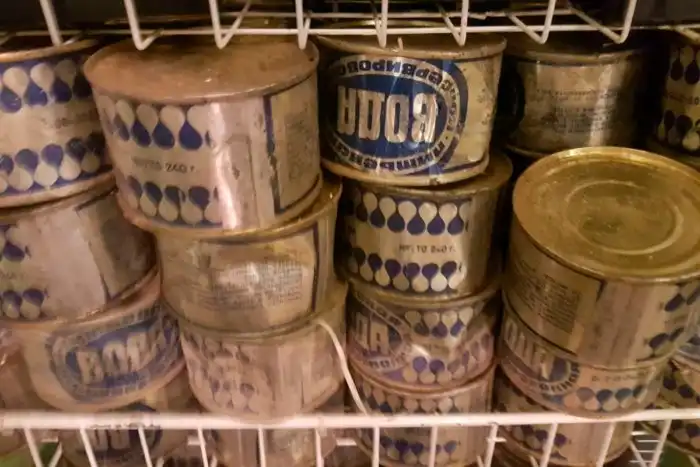 Зачем в СССР консервировали воду? Почему ее нельзя было купить?