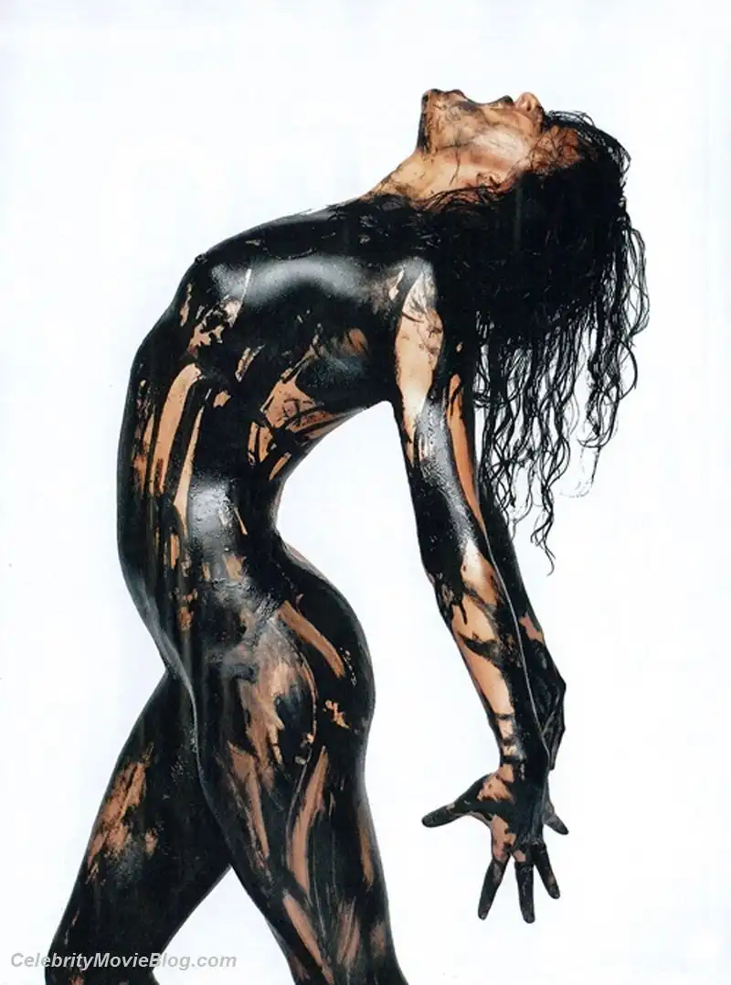 Олар оның жайылған кискасына кезек-кезек камминг жасайды