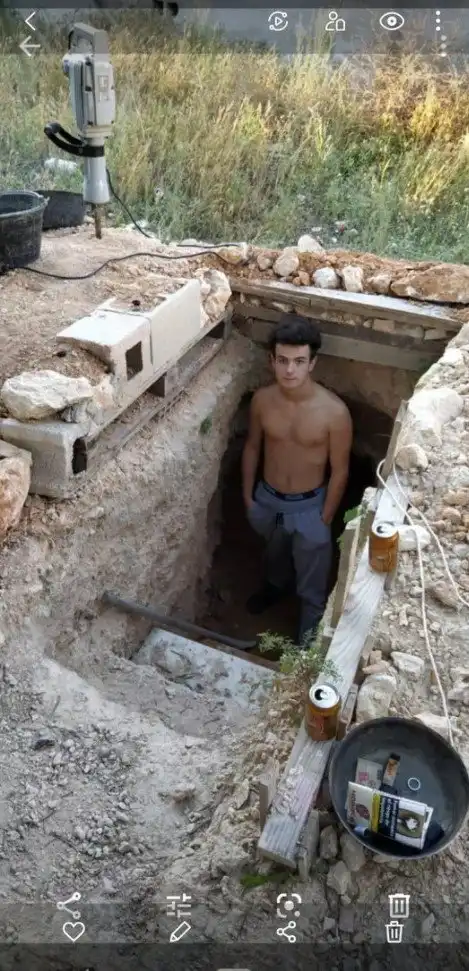 Испанский подросток после ссоры с родителями начал рыть яму и за шесть лет превратил её в двухкомнатное подземное логово