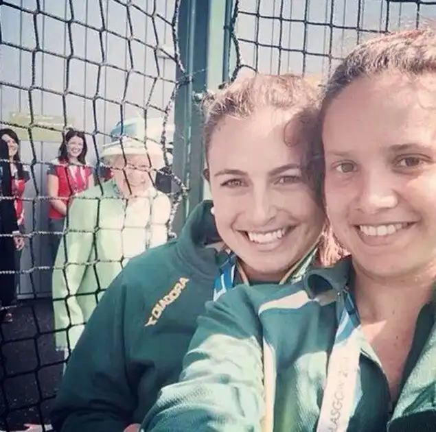 20 знаменитостей, которые ворвались в чужой кадр и сделали его незабываемым