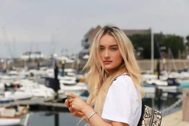 Бернадетт Хагенс - девушка без ноги, которая вышла в финал конкурса красоты Мисс Северная Ирландия