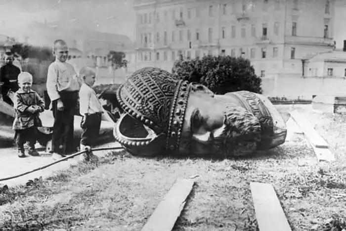 Кому ставили памятники в первые годы советской власти