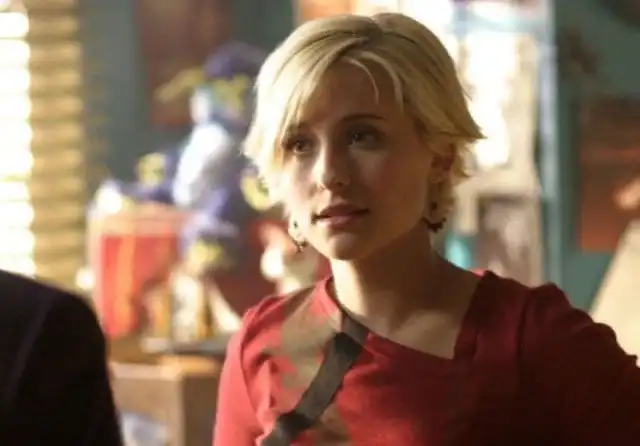 Звезда сериала "Тайны Смолвиля" Эллисон Мэк отправилась в тюрьму на три года из-за секс-секты