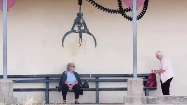 Новые работы британского уличного художника Бэнкси на восточном побережье Англии