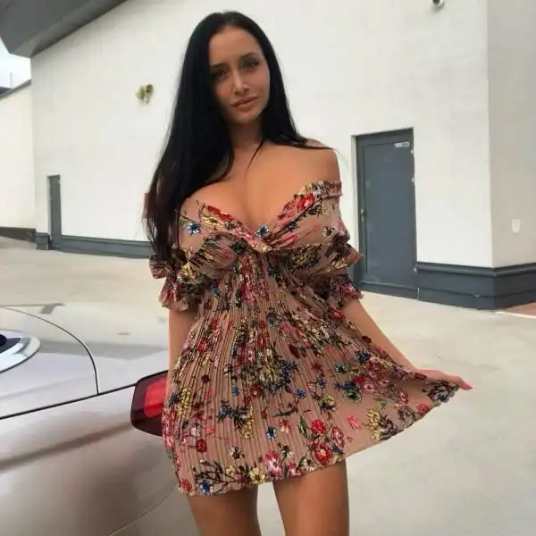 Девушки в легких летних платьях