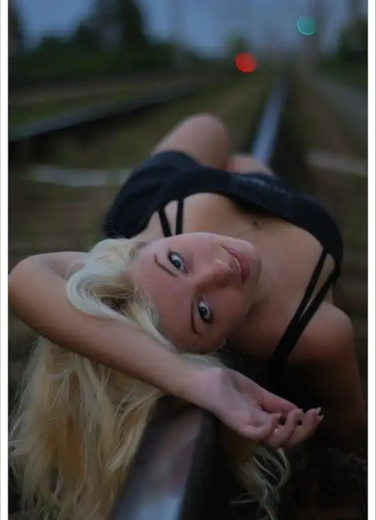 Девчонки на рельсах сидят