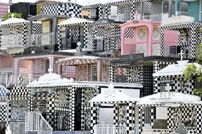 16 удивительных и странных строений со всего света