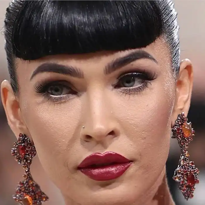 "А почему такие страшненькие-то?": пластика, акне и другие изъяны на лицах звезд вблизи