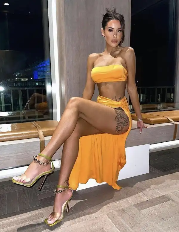 Девушки с красивыми и длинными ногами