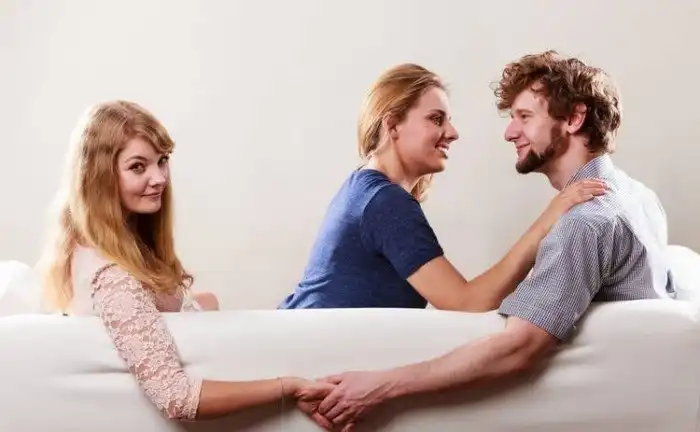 Сексолог рассказала, откуда берутся любовные треугольники