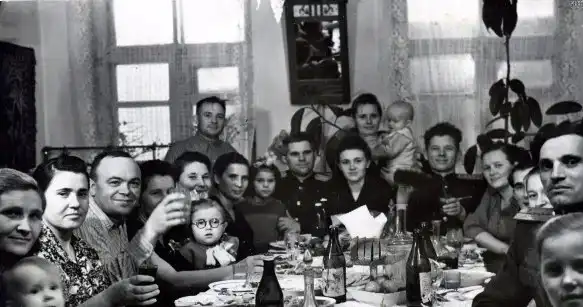 Эпоха застолий подошла к концу: почему не стоит приглашать гостей к себе домой