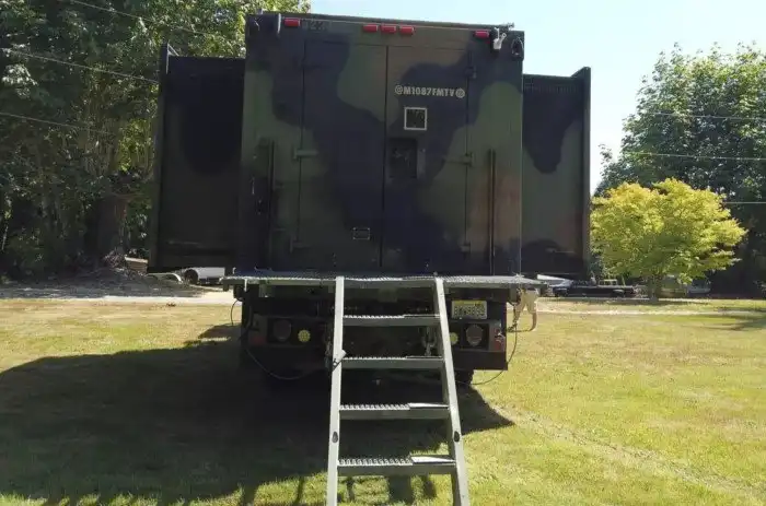 Военный грузовик 6x6 переделали в невероятный автодом, в котором очень много места