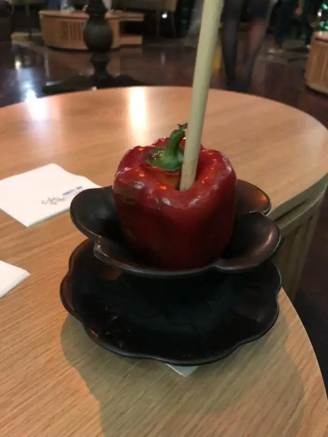 "И как пить из кроссовка?": незаурядные подачи напитков, которые ввели посетителей в недоумение