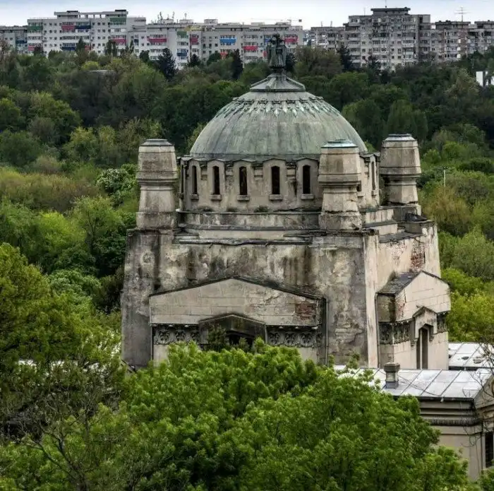 15 фото заброшенных мест, заставляющих почувствовать силу времени и истории