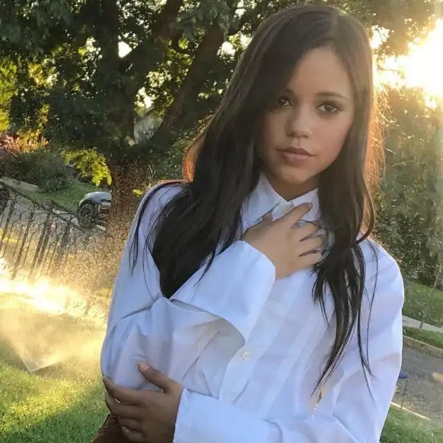 Дженна Ортега - актрисы, сыгравшая Уэнсдэй Аддамс в сериале Тима Бертона: интересные фото звезды