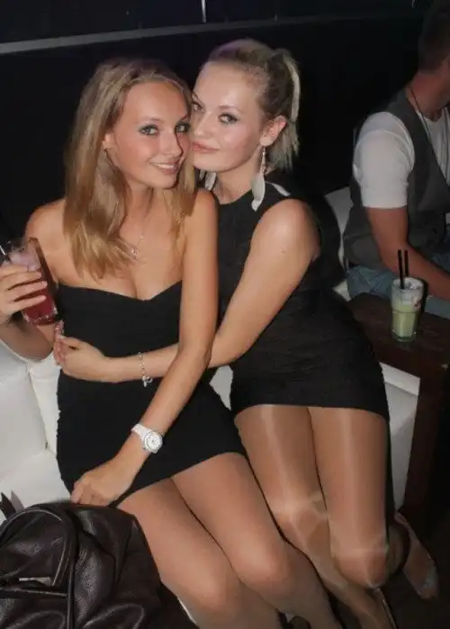 Девушки в маленьких чёрных платьях