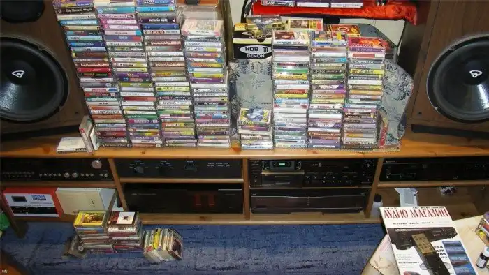 Бессмысленная гонка за материальными носителями.