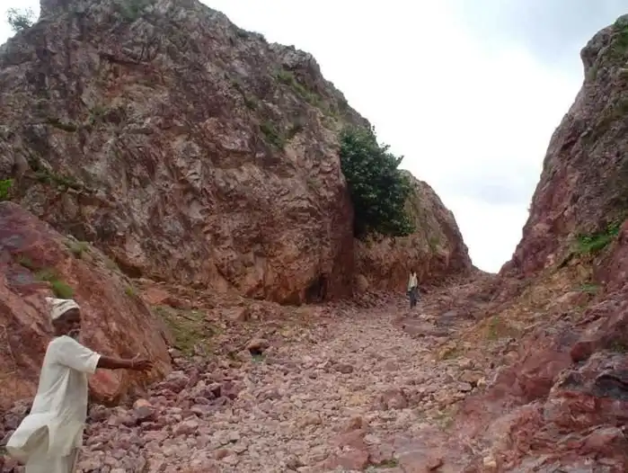 Как Дашратх Манджхи прорубил через скалы дорогу в одиночку за 22 года