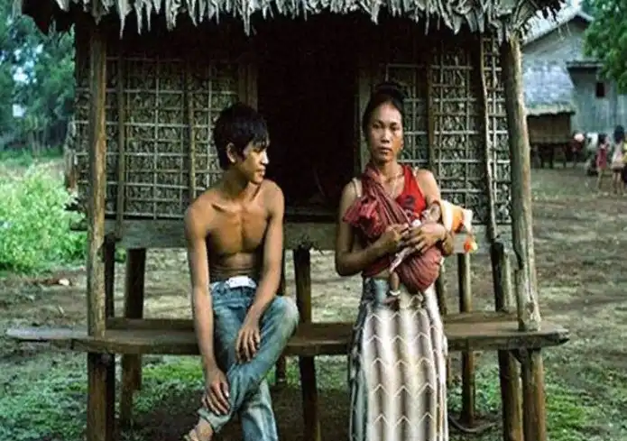 Как молодые девушки из племени Креунг используют хижину "для любви"