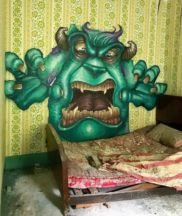 Крутые граффити от художника из Барселоны, который рисует в заброшенных местах