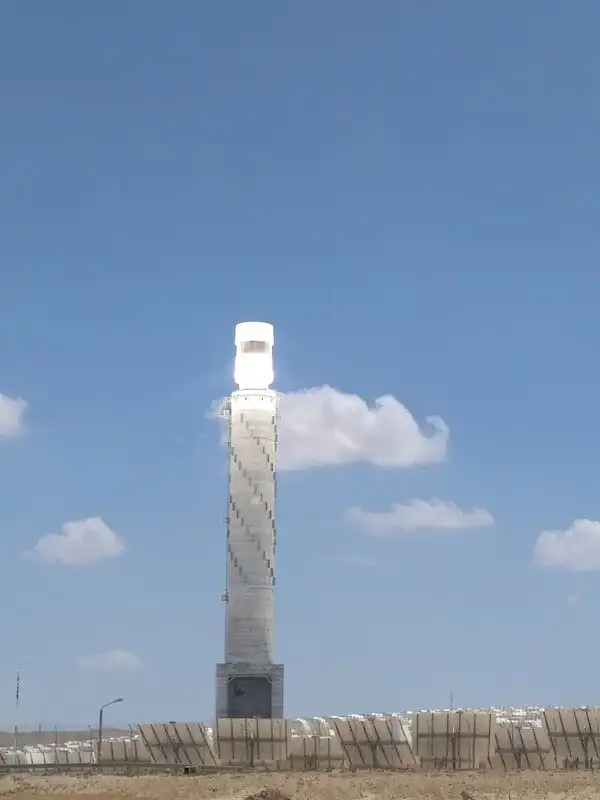 Выглядит, как объект из «Властелина колец». Интересные факты про солнечную электростанцию из пустыни Негев