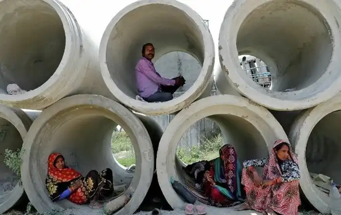 "Трубная жизнь": спят и живут в трубах - судьба бедняков в Индии, и почему они не хотят ничего менять