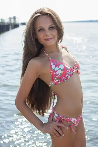 Девушки в купальниках