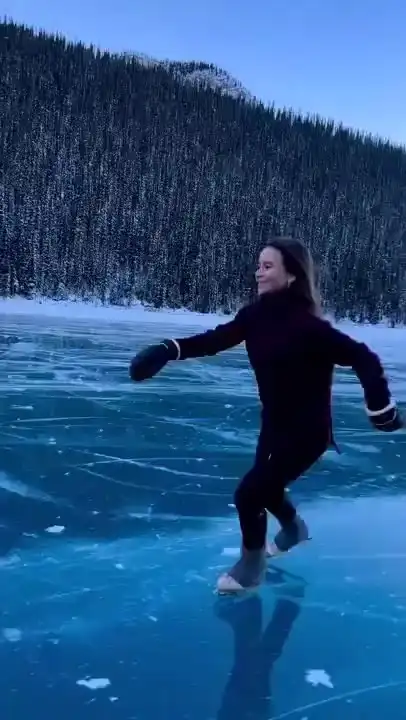 Леди катается на коньках⁠⁠