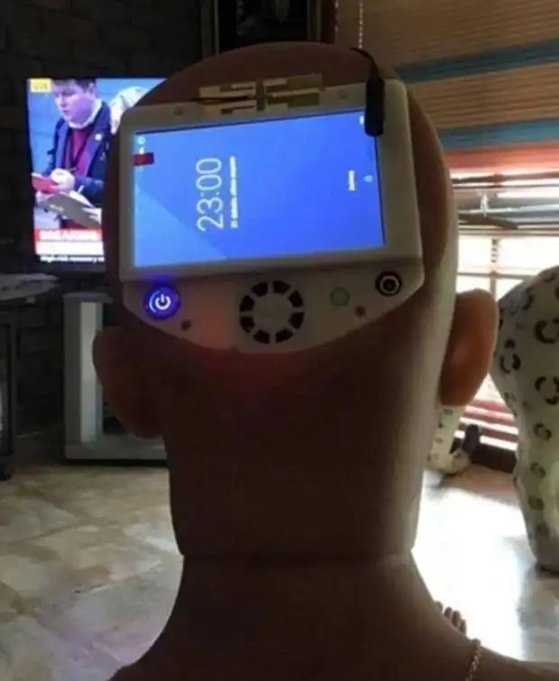 Мужчина влюбился в женщину-робота и хочет жениться на ней