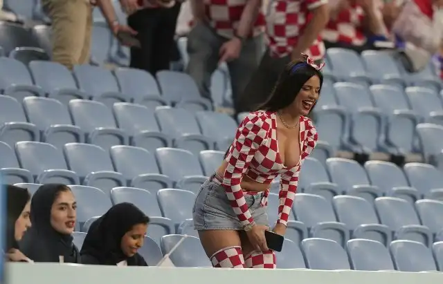 Самая горячая болельщица ЧМ-2022 Ивана Кнолль завлекает катарских шейхов