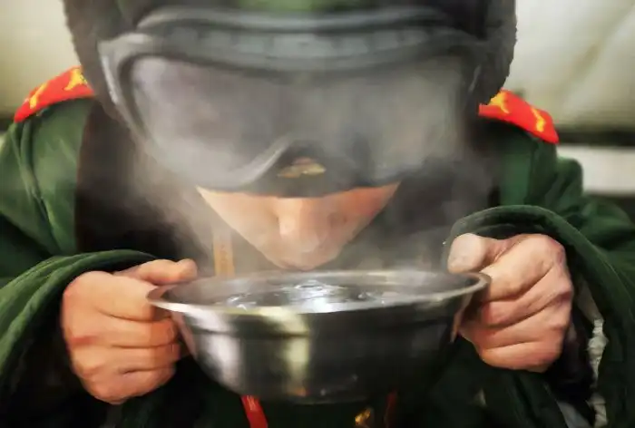 Зачем китайцы всё время пьют обычный кипяток и постоянно носят его с собой?