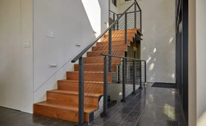 Что лучше: металлическая или деревянная лестница?