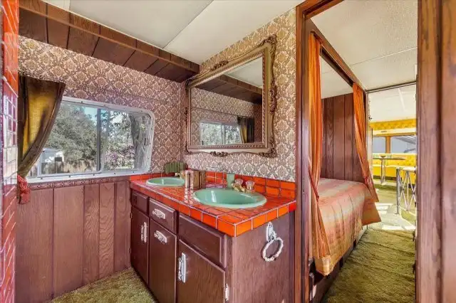 Автодом Camelot Cruiser на базе грузовика Ford F-750 с гаражом на два снегохода