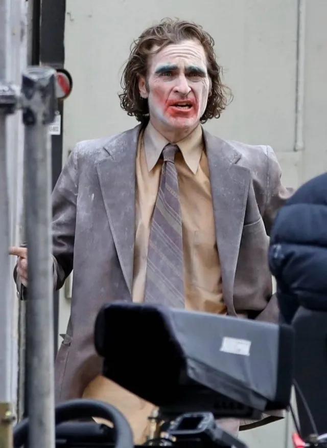 Хоакин Феникс на новых фото со съёмок продолжения «Джокера»