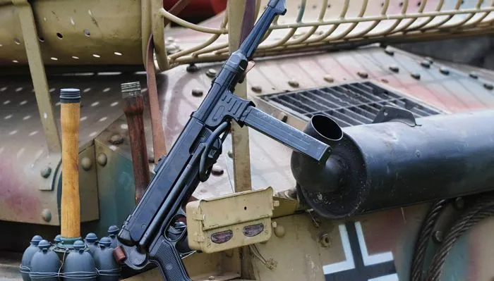 Почему солдатам Вермахта запрещали держать MP-40 за магазин. Что за странную железную "банку" они носили за спиной