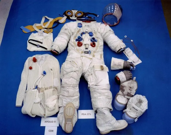 Одежда для полета на Луну. Как производитель бюстгальтеров стал шить скафандры для NASA