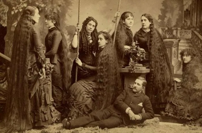 Трагичная судьба сестер "Рапунцель": красивые и длинные волосы обернулись для них проклятьем
