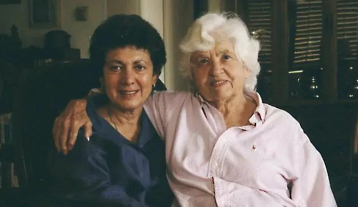 История любви двух женщин, которым почти 40 лет пришлось притворяться мамой и дочкой