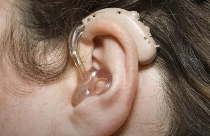 Почему важно носить слуховой аппарат при появлении тугоухости: как связаны потеря слуха и слабоумие