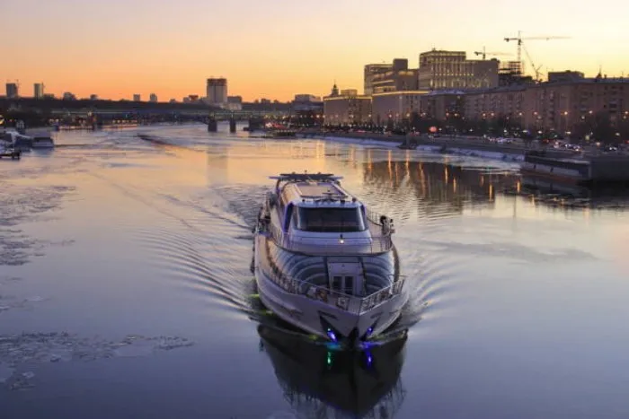 7 незабываемых прогулок по Москве-реке: от эксклюзивных яхт до экологичных мини-катеров