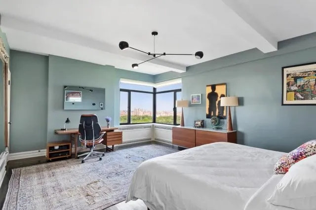 Дэвид Духовны продал свою квартиру в Нью-Йорке, существенно проиграв в цене