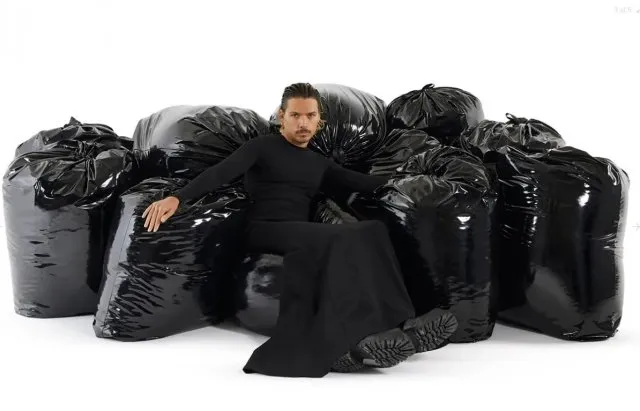 Дизайнер Гарри Нуриев представил диван из... мусорных мешков
