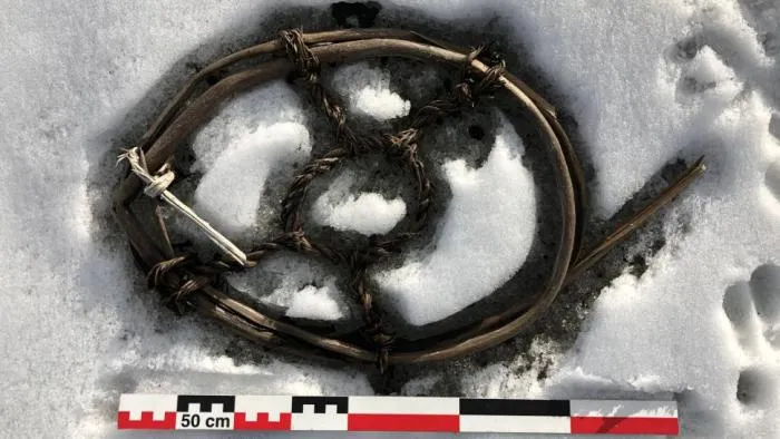 57 загадочных тряпок и гигантские рогатки. Что за артефакты эпохи викингов нашли ученые подо льдом