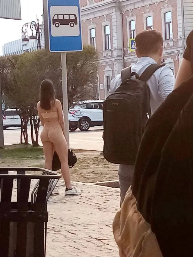 В Тюмени возмутились внешним видом девушки, которая стояла на остановке в "голом" спортивном костюме