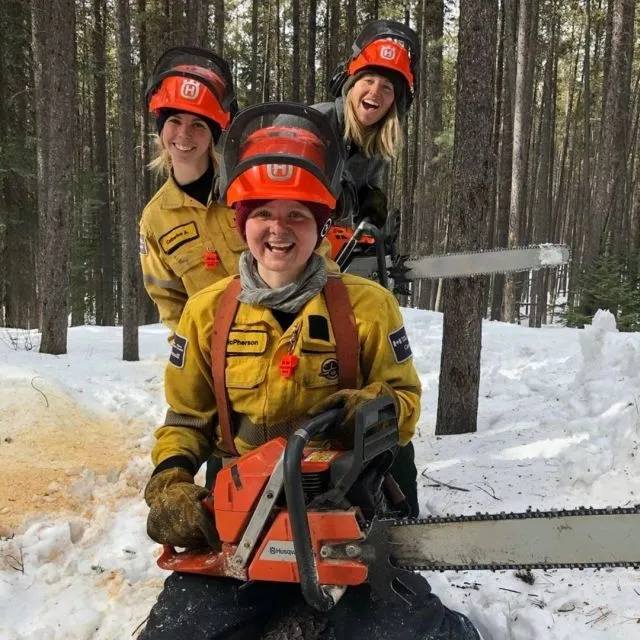 В Канаде женщины-пожарные решили доказать, что тушат пожары не хуже мужчин и потерпели неудачу