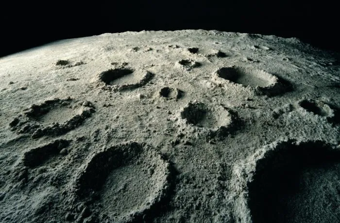 Почему в центре лунных кратеров нет большого камня. Куда исчезают астероиды