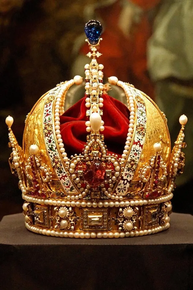Как выглядят легендарные короны, которые принадлежали известным правителям прошлого