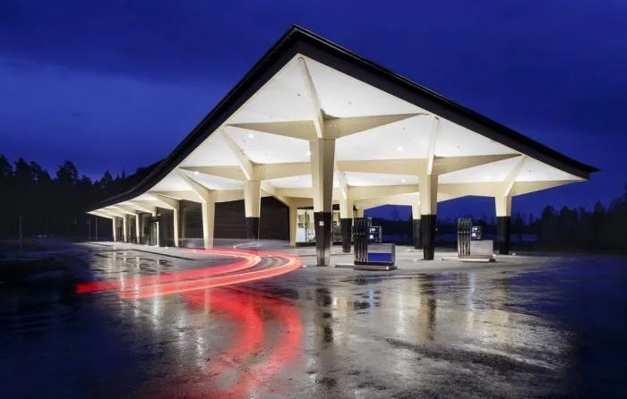 Солнце, самолёт и дерево: 9 самых впечатляющих и необычных автозаправочных комплексов мира