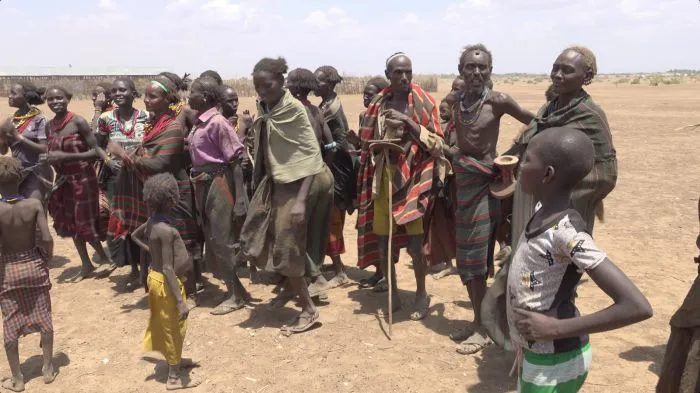 Жуткие традиции Эфиопии: как в племенах лишают невинности невест