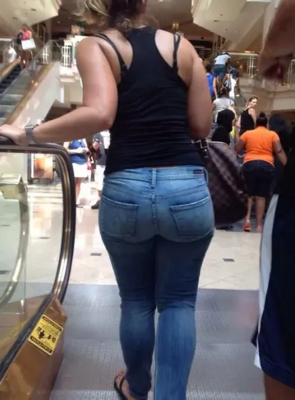 Жара, а многие женщины на улице в джинсах, почему?